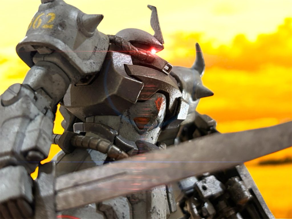 (だが、ガンダム。お前とは戦ってみたかったものだな。)そんなことをこの期に及んで考えている自分も、馬鹿らしい。 とにかく今は、信じてついてきてくれる兵の命を守る。それだけに集中することだ。 今日もまた、遠く、地平に日が沈む。硝煙が立ち上る景色は、2日前に睨んだ地平とは、まったく違っている気がする。 いや、違っているのは景色ではなく、自分の魂だろう。 ——戦いは、まだ続くのか。「まもなく日が沈む。夜陰に乗じて撤退する。」そうだ、影のように、亡霊のように、深く、静かに——。 【#07 Losers