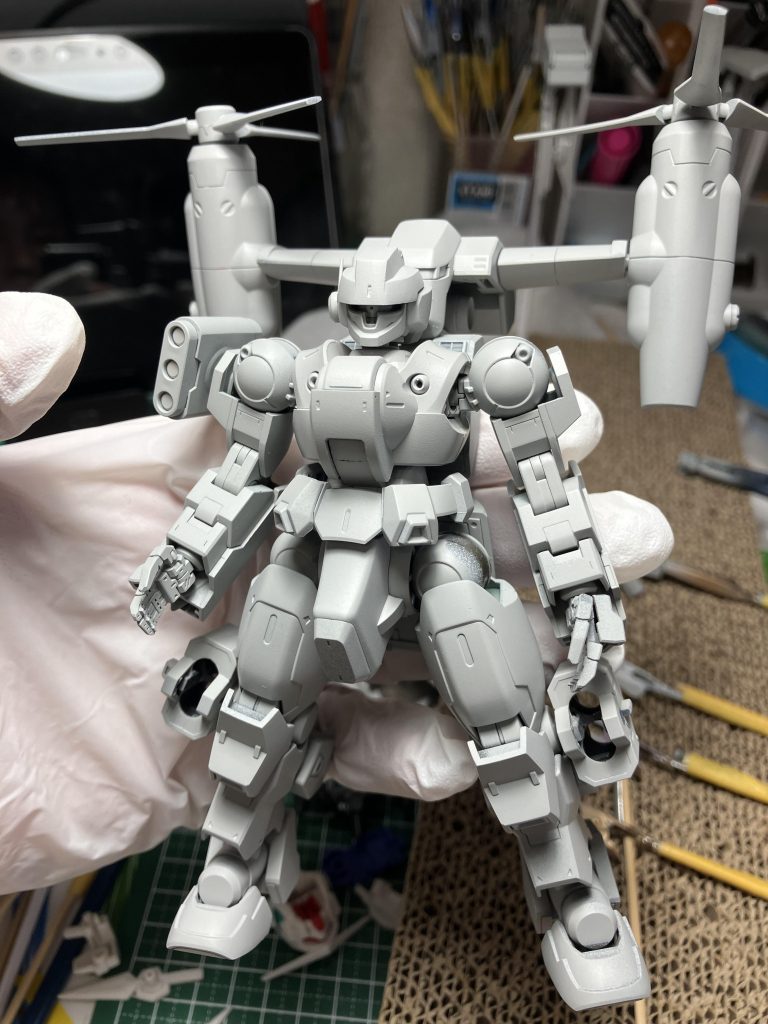 サフ状態。うるさくならない程度にモールドを追加してます。