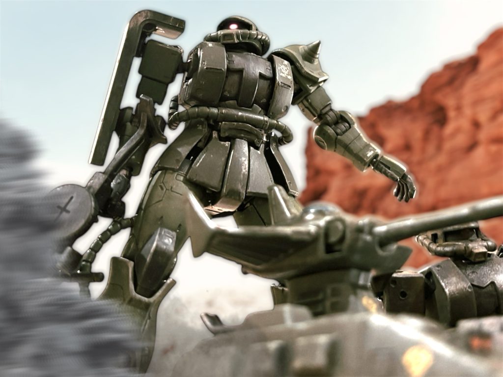 「ここはもう駄目だ。撤退する。」『まだ戦えます。』生き残りのMS隊に通信を送るや、若いマイロ伍長が気炎をあげた。隊にまだ士気が残っていることは幾分か救われる思いもする。が、気持ちだけでは解決しない。戦いは現実的だ。「撤退する。諸君の裂帛の気迫は賞賛に値するが、これ以上この拠点を維持することに、戦略的な意義はないと判断した。指揮官として改めて、撤退を命じる。」この基地は前衛拠点の一つで、より大きな戦略的意義を持つ拠点の防衛線の一部に過ぎない。(とは言え、次の手はあるのか。) 連邦軍の戦術とも言えないような圧倒的な物量戦に、一介の前衛拠点としては善戦したと言えよう。これ以上戦っても、後方の拠点と分断され、孤立する危険性もある。いや、もしかしたら、もうしているのかもしれない。北上して、司令本部により近い基地に籠り、新たに防衛戦に加わるのが、果たして正解なのか。 この戦闘で、ミノフスキー粒子下でも有効に働くレーダーの類はあらかた破壊されてしまった。敵には好感度のソナーやレーダーを備えた指揮車輌や陸上艦艇がバックアップに付いているというのだから、混迷を極める戦場に闇雲に分け入っても、敵の餌食になるだけだろう。かと言って、落ちかけのこの拠点に、このまま留まっていても、包囲されて蜂の巣だ。 ならばいっそ、迫り来る敵陣に斬り込み、華々しく散るか?いや、それこそ蛮勇の極み。レビル将軍の坐乗鑑への特攻ならば理解もできる。しかし、レビルのいる