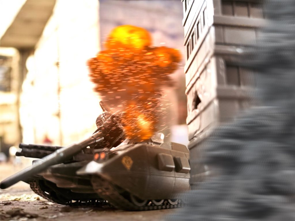 ジオンに兵なし。 ルウムの敗戦を受けた休戦協定の締結直前、ジオンから奇跡の脱出劇を経て帰還した、英雄、ヨハン・エイブラハム・レビル将軍による演説に登場する、宇宙世紀史に残る言葉である。あの演説によって、後に1年戦争と呼ばれるこの大戦は、第2局面に入ったと言っていい。 ジオン驚異の新兵器MSによる、宇宙から地球各地への電撃的な奇襲作戦によって、北米・東欧・アフリカ・アジアはあっという間にジオンの勢力下に収まった。しかし、その戦線を維持し、地球連邦の本気の物量戦を凌ぐには、MSも、その他の兵器も兵員も、圧倒的に不足していた。オデッサの大反抗作戦を予見しながらも、いや、予見して防衛のための戦力を主戦場に送り込んでしまっているからこそ、周辺の都市拠点はほとんどもぬけの殻であった。 実際、南下を始めると、MSとの会敵はなかった。マゼラアタックの小隊と何度か戦ったが、いずれもビームライフルで一方的に狙撃して、戦闘は終了した。 とは言え、連邦も、オデッサ作戦の戦闘に地上のほぼ全戦力を鉱山基地に向かわせている。航空基地を抑えるために制圧した拠点にも、大した守備兵力を残していない。オデッサ市の宇宙港が、敵の脱出に使われることなど、初めから分かり切っていることだ。と、言うのに、鉱山地帯の包囲網を敷くと同時に、オデッサ市を確保するための戦力投入をほとんど行っていない。この戦争の緒戦、コロニー落としやMSによる電撃戦で、人類の総人口は半減しているのだ。巷ではジオンの30倍の国力を誇るとも囁かれてはいるが、少佐の言う通り、戦力が厳しいのは連邦も同じだ。