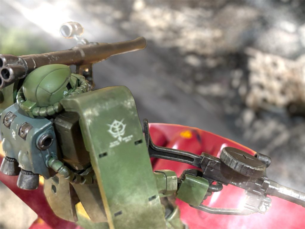 戦車砲だろうか。機体の右を火線が走る。直後、オスカーはドダイの背面を蹴って、空中に飛び出した。