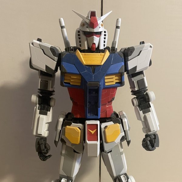 バウンドドッグも明日には完成予定で、1/550ガンダムはじっくり形を調整している段階なので、塗装はこれにしようと、ほぼ下地調整が済んでいるこれを押入れから引っ張り出してはみたものの、めちゃくちゃデカいなぁ。これは変なアレンジは加えずに横浜版を再現しようと思っているのですが、いつ完成するんだろう。