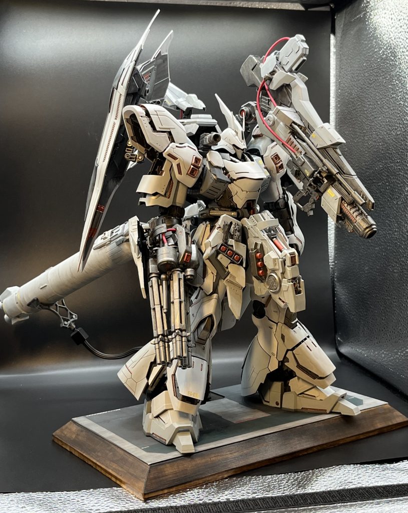 シールド位置、かなりオリジナリティあるシルエットになりました・塗装はシタデルカラーを中心に使用。 ホワイト~グレー系の4色を使い、単調にならないよう仕上げています: - CORAX WHITE(コラックス・ホワイト) - GREY SEER(グレイシーア) - CELESTRA GREY(セレストラ・グレイ) - MECHANICUS STANDARD GREY(メカニカス・スタンダード・グレイ)