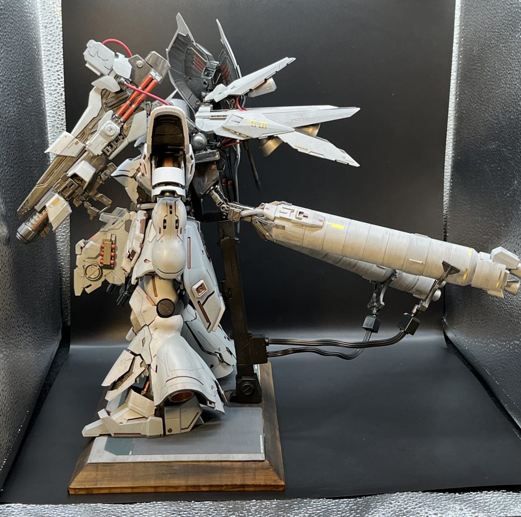 背面のタンク、スラスター大迫力です