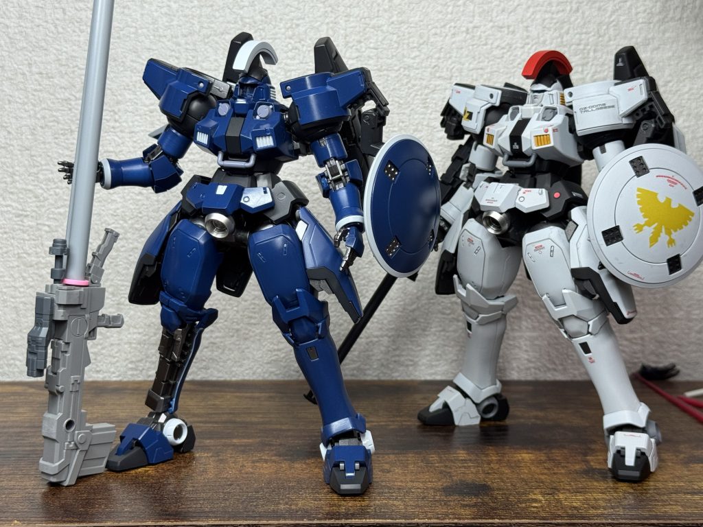 サイズ確認用に以前作ったMGトールギス(アニメカラー)持ち出してきました。この時トサカの色悩んでました。