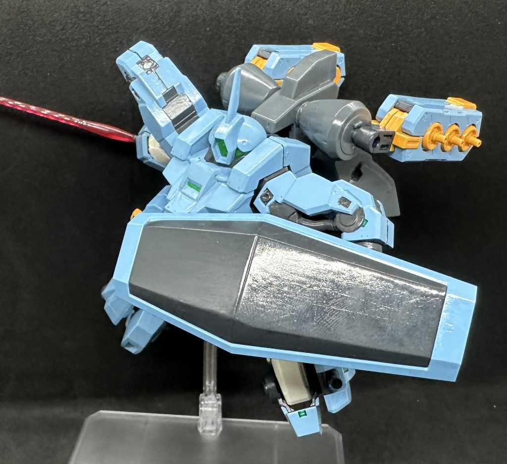 シールドEGガンダムの盾から除き穴と十字をプラ板とパテで埋めてデミトレーナーの物に近いデザインに改造