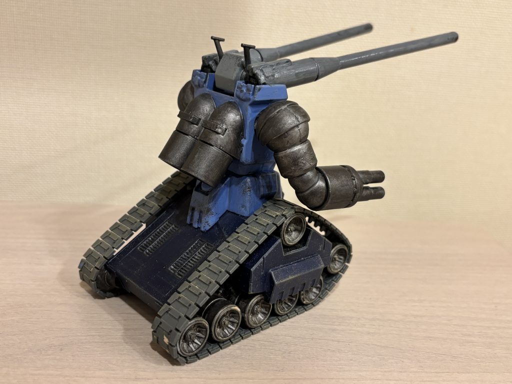 皆さんから大変ご好評をいただいたガンタンクですが、こちらもジャンク品です。 元のガンタンクはちょっと背が高くアンバランスに感じたので、お腹のパーツを一段抜いて背を低くしています。 カラーはグレー:グレー水色:ソードストライクブルー濃い青:ティターンズブルーメタリック部:焼鉄色です。  この機体も、戦場の風景作りに非常に生きました。