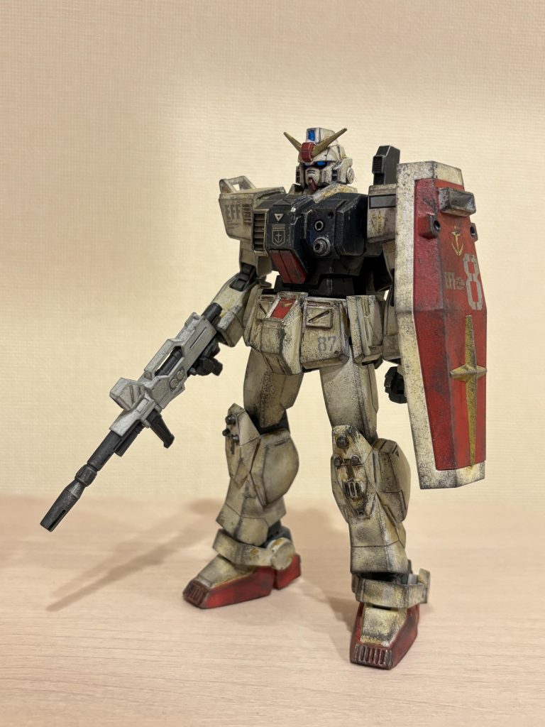 RX-79［G］陸戦型ガンダム　第87対MS戦隊所属の主力MSです。87戦隊は先行配備されたMSを主力に、現行戦力とMSが連携した対MS戦の試験運用部隊です。本機はビームライフルの実戦データ収集も目的としているので、戦闘は主にビームライフルを用いて行います。180mmキャノンやコンテナ、パラシュートパックは配備されていません。
