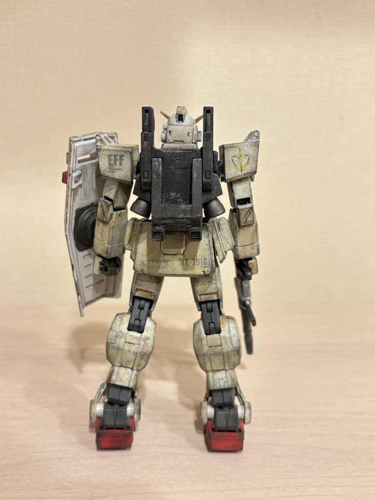 パイロットはヘント・ミューラー少尉(24) 一応、主人公と思っています。 祖父がサイド3系移民のスペースノイドで、サイド7で育ちました。父は地球文学研究者で、教師をしていましたが、宇宙世紀ではいまいちお金にならなかったようです笑 父親の影響で地球の文化には興味がありました。 苦しいというほどの家計ではなかったようですが、稼ぎが良さそうなことと、配属次第では地球に降りられることからハイスクール卒業後に連邦軍に志願しました。 感情の起伏が少なく、周囲からは暗いやつと思われていますが、何故か豪放なイギーとはウマが合ったようです。