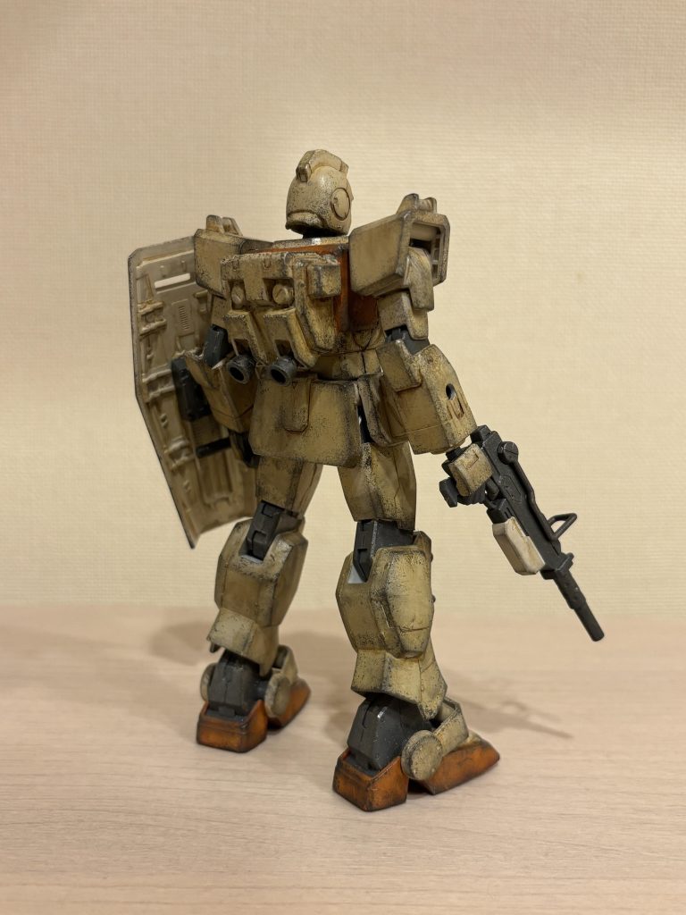 パイロットはイギー・ドレイク少尉(24) 接近戦好きなイケイケなパイロットです。ヘントとは同期で、なぜかウマが合い、お互い妙に信頼しています。 生粋のアースノイドのようですが、父は地方の役人で、特に金持ちとか、特権階級というわけでもなさそうです。祖父が工業の職人で、スペースコロニー建造の草創期にもかかわったこともあり、親類を奪い、人類の叡智の結晶ともいうべき建造物、コロニーをぶっ壊す