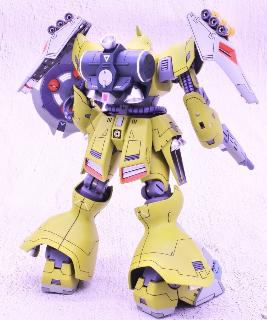 史上最高に美しいフェイスマスクのHGUCヤクト・ドーガを造る、それが今回の命題である。また、これまでヤクト・ドーガを制作する過程で気づいた課題をクリアするための改修も実施した。一作目はクチバシを延長、二作目はモノアイスリットの形状を変更したが、設定画や劇中作画、何より自身が理想とするイメージと比較すると、今ひとつ核心を捉えることができていなかった。今回、自身が何故ここまでヤクト・ドーガを愛してやまないのか、その根源的な問いに改めて向き合い、思索した結果、それは「美しさ」である、という結論に至った。ヤクト・ドーガのメカデザイナーである出渕裕氏は、オーラバトラーに代表されるように、メカでありながら生物的な特徴を巧みに取り入れた唯一無二のキャラクターを数多く輩出している。ヤクト・ドーガに関していえば、フェイスマスクのモチーフが猛禽類であり、ヤクト(jagd［独:狩猟］)の名を冠するに相応しいばかりでなく、そのデザインにはハンターとしての「美しさ」が必然的に内包されているとすれば、先に述べた結論に帰着することもまた、必然といえる。★フェイスマスクの改修まず、キットのままでは全体的に丸みがあるため、主に額側面を削り込んで平面に近づけた。さらにモノアイスリットの目頭側を削り込み、正面からはっきりとモノアイが視認できるよう調整。また、モノアイスリット縁のラインはスジボリで再現。一方、エラ部分のボリュームが少なく感じたので、プラ板を継ぎ足して調整。クチバシは、エラのラインを基準にしっかりと角度をつけ、メリハリのある輪郭になるようクレオスSSPで形状変更。蛇足だが、後頭部裏側のスカスカが気になったので、モールドプレートとプラ角棒でフィン状ディテールを追加。★ボディの改修フェイスマスク改修により、頭部の「縦ライン」が強調され、素組みのボディではバランスが悪くなったため、プロポーションも改修。縦の延長として、腰部分を積層プラ板で2.5㎜延長、加えて足首のボールジョイントを切り離し、積層プラ板で2.5mm延長（1.5㎜真鍮線で補強）。この足首延長の副次効果として、可動範囲が拡大し接地性も向上した。また、横の延長として、ファンネルポートシールドの肩接続基部を積層プラ板で2.5㎜延長（1.5㎜真鍮線で補強）。ちなみにここは過去作課題でもあり、素組みでは真横へ広げるとすぐに肩先端部と干渉してしまうほか、シールドを横に装備した際にほとんど逃がせないため、延長工作でクリアした。ハンドパーツは、銃持ち手（右）、握り手（左右）、平手（左）、拳（左）を作成。キット付属のものは使用せず、全てHGザク系、ギラ・ズールなどから流用。★各種兵装の改修〇ビーム・ガトリングガン　センサーにHアイズ取付け、マズルブレーキ開口、銃口にHi-Qガンマズル取り付け。　銃身を切り離し、3㎜プラ棒＋余剰ポリキャップを仕込んで回転式に改修。　グリップの回転軸はすぐユルユルになるため、軸側はSSPで、軸受け側は流し込み瞬間接着剤で補強し、渋めに調整。〇シールド　メガ粒子砲を開口しHi-Qツインパイプ２取り付け、エンブレムはSSPで埋め、新たなモールドを追加。　干渉防止＋ポージング自由度向上のため、接続パーツ（サザビーから流用）を作成し、関節技ボールジョイントを取り付け。　前作ではシールド側にボールを取り付けたが、受けパーツの特性で可動が制限されたので、今作では接続パーツ側にボールを取り付け。〇ファンネル　銃口にHi-Qガンマズル取り付け（収納・展開ともに）、噴射口にHi-Qツインパイプ２取り付け（収納のみ）★追加兵装量産型ということで、様々な任務に対応するための追加兵装も制作。〇ビーム・マシンガン（ギラ・ドーガ（レズン機）から流用）　センサーにHアイズ、自作クリアパーツ取り付け、銃口にHi-Qガンマズル取り付け。〇ビーム・スナイパーライフル（ギラ・ズール（キュアロン機）から流用）　スコープにHアイズ取り付け、銃口にHi-Qガンマズル取り付け。　前腕との干渉防止のため、ストック底部を削り込んで形状変更。〇ジャイアント・バズ（ドライセンから流用）　丸モールド部にマイナスパイル取り付け、センサー後部にMSG丸モールドⅣ取り付け、銃口内にMSG丸モールドⅣ＋Hi-Qツインパイプ２取り付け。　バックパックにネオジム磁石接続できるラックを、ジャンクパーツから制作。〇シュツルム・ファウスト（ギラ・ズール（親衛隊仕様）から流用）　丸モールド部にマイナスパイル取り付け、センサーにHアイズ取り付け。★塗装（C：クレオス、G：ガイア）〇本体　機体内部色（C）　ガルグレー（C）　ダークシーグレー（C）　スカーレット（G）    エアスペリオリティーブルー（C）〇バックパック　ネイビーブルー（C）    ガルグレー（C）    グレーバイオレット（C）〇関節・フレーム・装甲裏　グレーバイオレット（C）　スターブライトシルバー（G）　スターブライトブラス（G）〇バーニア、スラスター類    スターブライトシルバー（G）〇兵装類　MSグレージオン系（C）　ファントムグレー（C）    RLM02グレー（C）　ブラウンバイオレット（C）    ニュートラルグレー（C）    シャインレッド（C）　スターブライトシルバー（G）〇ファンネル　キャラクターイエロー（C）　グレーバイオレット（C）〇ビームサーベル刃　蛍光イエロー（C）　蛍光オレンジ（C）〇ファンネル展開用クリア棒　蛍光ブルー（G）　蛍光オレンジ（C）