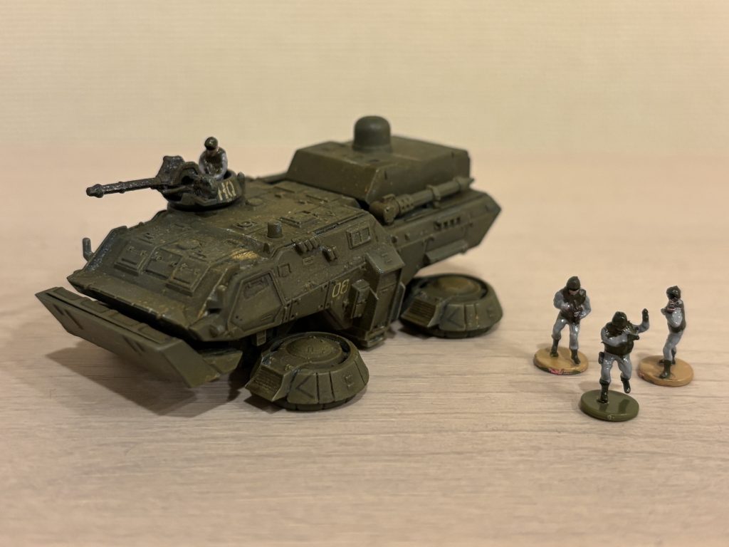 部隊の指揮官、ラッキー・ブライトマン少佐(46)が座乗して、前線指揮をしています。ちなみに銃座に乗っているのは少佐ではなく普通の歩兵です。観測員にマークという名前ありのキャラもいますが、彼もソナーやらレーダーやらの観測をしているので車内にいます。 そして、100均の兵隊さんたちがめちゃくちゃいい仕事をしてくれました。連邦軍の制服風ではなく、防弾ジャケットぽくしたかったので、グレーの服の上からオリーブドラブでちょこちょこ塗りました。