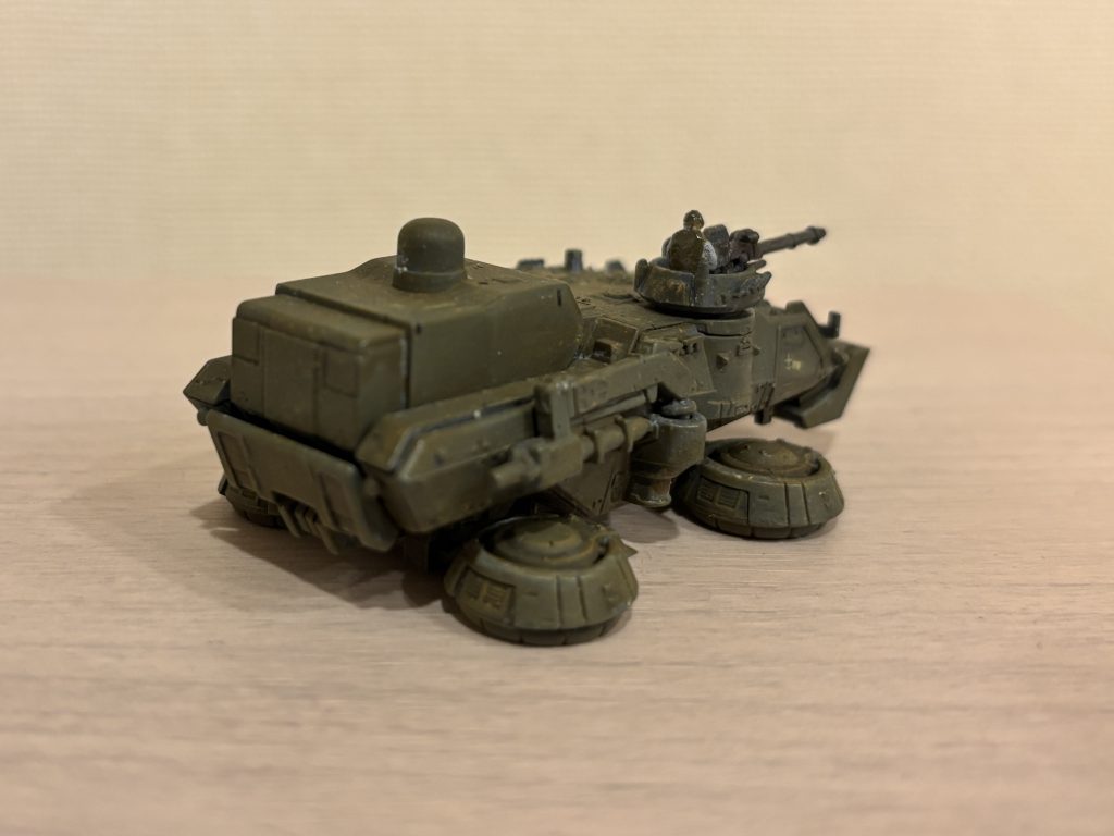 ホバートラックです。前述のとおり、一度捨ててしまったのですが、ジャンク品を購入しました。 グレーとデカールは初めから塗装・貼付済みでした。ウェザリングマスターと、リアルタッチマーカーで適当に汚したのですが、実は失敗したと思っています(gundam-kao5)