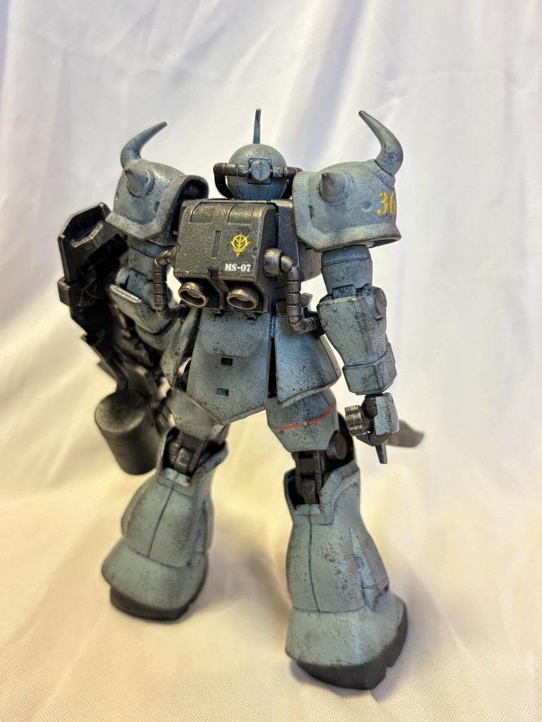 パイロットは、アーサー・クレイグ大尉(26) 地球降下作戦時は中尉。オスカー軍曹を含めたMS小隊で、地球降下の電撃作戦に参加。奇襲作戦が得意で、小隊のメンバーと考案したHLVでの降下中に、機体を宙に飛び出させ、真下に向けて弾薬をばらまく戦い方で、地上の連邦軍基地に打撃を与えました。9話のオスカーの戦法はこの時のものです。 その後も、各地の拠点制圧など最前線で戦果をあげ、大尉に任官されると共に、MS中隊の指揮と、グフカスタムを任されます。 名前的にも、騎士というか武士というか、そういうキャラクターを意識しました。きっと軍人家系なのでしょう。