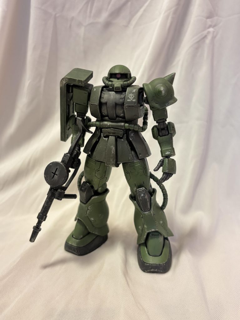 MS-06 ザクⅡ オスカー軍曹、マイロ伍長などの乗機はすべてこのザクです。以前、単独で投稿しているので、ここではこの一枚だけにしておきます。 第2部では、主戦場が変わるので、少し出番が減りそうです。 オスカー軍曹は28歳。アーサー大尉の古株の部下で、何年もずっと一緒に作戦行動を共にしてきました。作戦理解が早く、現場での機転が効く有能な副官というイメージです。まあ、だいたい本編で描いたつもりです。 マイロ・アンダーソン伍長は21歳。若く、血気盛んな兵です。MS戦は結構上手だったようで、生き残りましたね。第2部にも登場予定です。 ジオン側のキャラには、あんまり細かい設定はありせん。 4、5年前に作ったので、色は忘れましたが、2色の緑になるべく差が出ないように選んだ記憶があります。