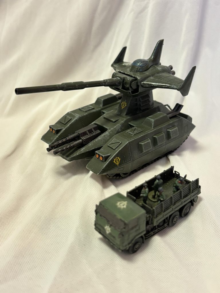 マゼラアタックと、歩兵隊、そして自衛隊の3 1/2tトラックです。 連邦サイドほど出番はありませんでした。 砂漠では仕様が違うようですが、マゼラアタックは第2部でも登場予定です。 マゼラアタックは中島系緑、自衛隊トラックやジオン兵はブラストインパルスグリーンです。