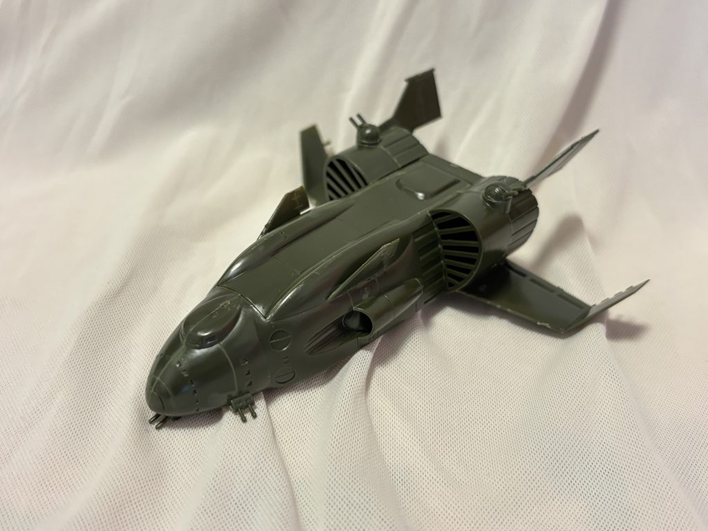 ラストでちょこっと登場させました、ザンジバルです。あの写真に小さく登場させただけなので、ほとんど未塗装です笑 アニメと色が違いますが「ジオンはあと10年は戦える」のときの、マ・クベのザンジバルのつもりで撮りました。