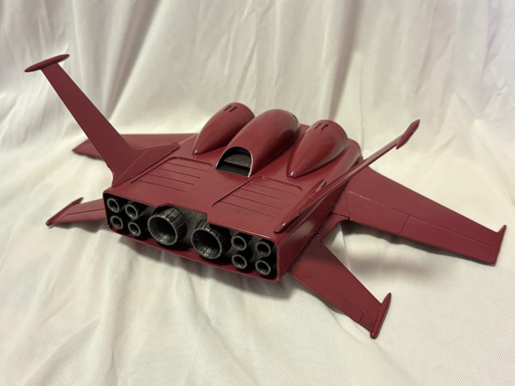ボディの上下が少したわんでいて、なかなかうまくくっつきませんでした。最終的にアロンアルファでベタベタにして、だいぶ汚くなりました。 劇中では、倉庫にしまわれていたので、ピカピカのままでいいかと思い、ウェザリングなどは特に施していません。 色はシャア専用レッド1色です。あとは焼鉄色ですね。 ちなみに、10話最後のモノローグに突然名前だけ出てきた「イアン・リー曹長」なるジオン兵は、アーサーのグフを載せていたドダイのパイロットです。第2部にも(には、でしょうか?)登場予定です。
