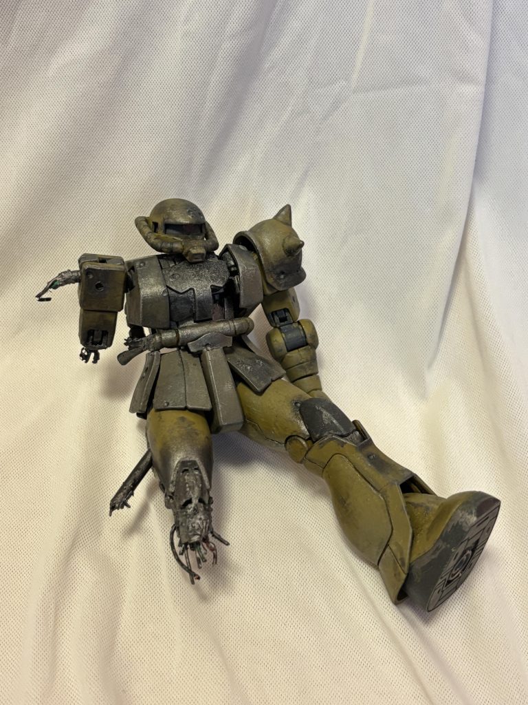 名無しのエースが乗っていた、カーキのザクです。こいつの制作は楽しかった!ヨッチャKIDさんのアドバイアスのおかげで完成にこぎつけました、ありがとうございました。 右脚の溶解表現が結構お気に入りです(zaku-kao5)