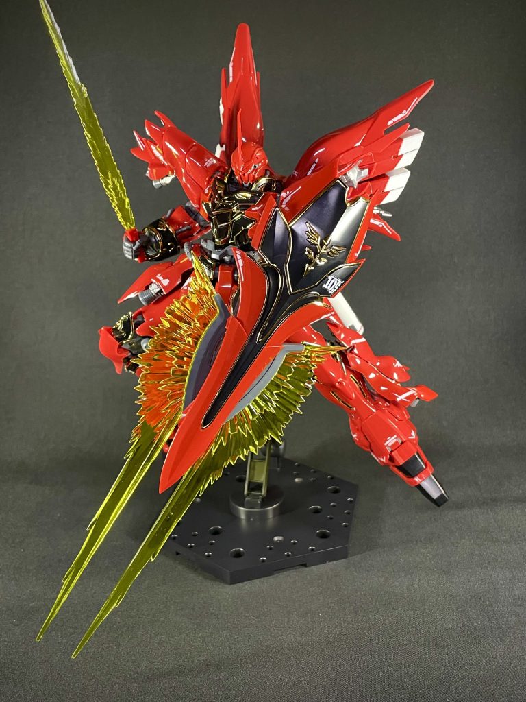 盾からビームトマホーク。エフェクトパーツの存在感がすごい。