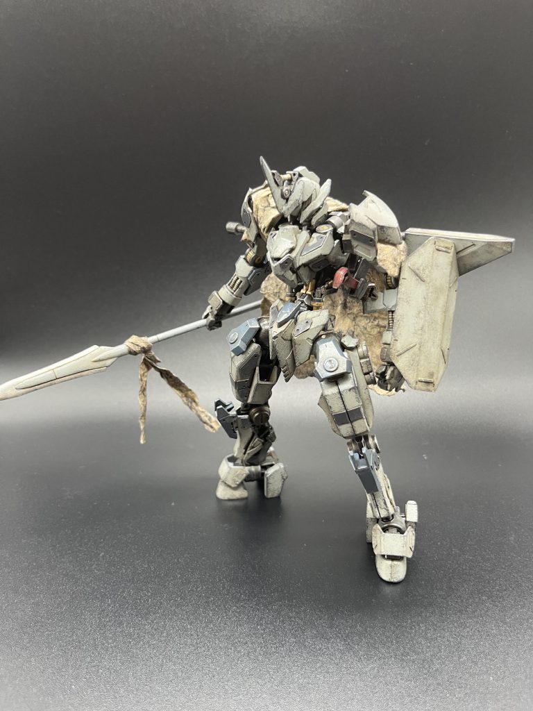 第一項　ヒト族と巨人族　「浄化戦争」浄化戦争…およそ600年前にヒト族と巨人族との間に起こった大戦争。最終的にヒト族の勝利により終戦した。後世では謎の種族である巨人族を「世界浄化のために現れた神の使い」とした認識が一般化した為、浄化戦争と呼ばれるようになった。ほとんどやばい宗教のうたい文句である。ヒト族…人間、エルフ、ドワーフ、亜人など人型種族の総称。色んな種族がいる。半魚人もヒト族である。どんな世界でも人種差別はいけないのだ。巨人族…機械の巨躯を持つ、敵性の起源不明種族。高い抗魔力装甲を備えている為、魔力攻撃より質量攻撃が比較的有効とされていた。人間型から多足型まであらゆる形態の個体の存在が資料に残されている。大戦以後は残骸が発掘されたりしている。かなり高価。