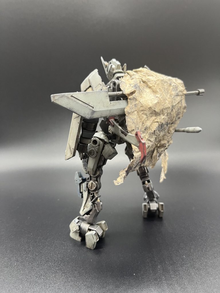 第二項　人造騎士　「魔導工学の進歩」人造騎士…浄化戦争において巨人族への対抗手段として、ヒト族により戦線投入された、全高15m級の巨大魔導兵騎。最初期に「アーキタイプ」と呼ばれる騎種が製造され、様々な改良や改造を経て現在では多数の騎種へと枝分かれしている。最近ではAKF(アーティフィカル・ナイト・フレーム)とかイキった呼び方をする技術者も出てきている。そういう奴は大体嫌われている。 デュカリオン…浄化戦争においてヒト族を勝利に導いた人造騎士。大戦中期に倒した巨人の核を魔力増強の為、アーキタイプに搭載した事から「試験型デュカリオン」が誕生した。想定以上の戦果を上げたことから、巨人の核を新たに採取し「デュカリオン<後期量産型>」が新規増産され、結果ヒト族が巨人族を滅ぼし勝利したとされる。本項のデュカリオンは大戦後初めて発見された稼動可能な希少個体であり、資料に基づき可能な限り当時の姿に復元されている。騎体構造から後期量産型の一騎と断定された。