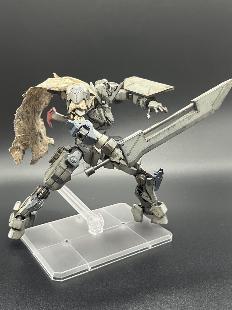 大剣:ユーゴーから拝借。そのままだと手からすっぽ抜けるんで円筒形のパーツで抜けないようにしてます。円筒パーツは取り外し可能です。