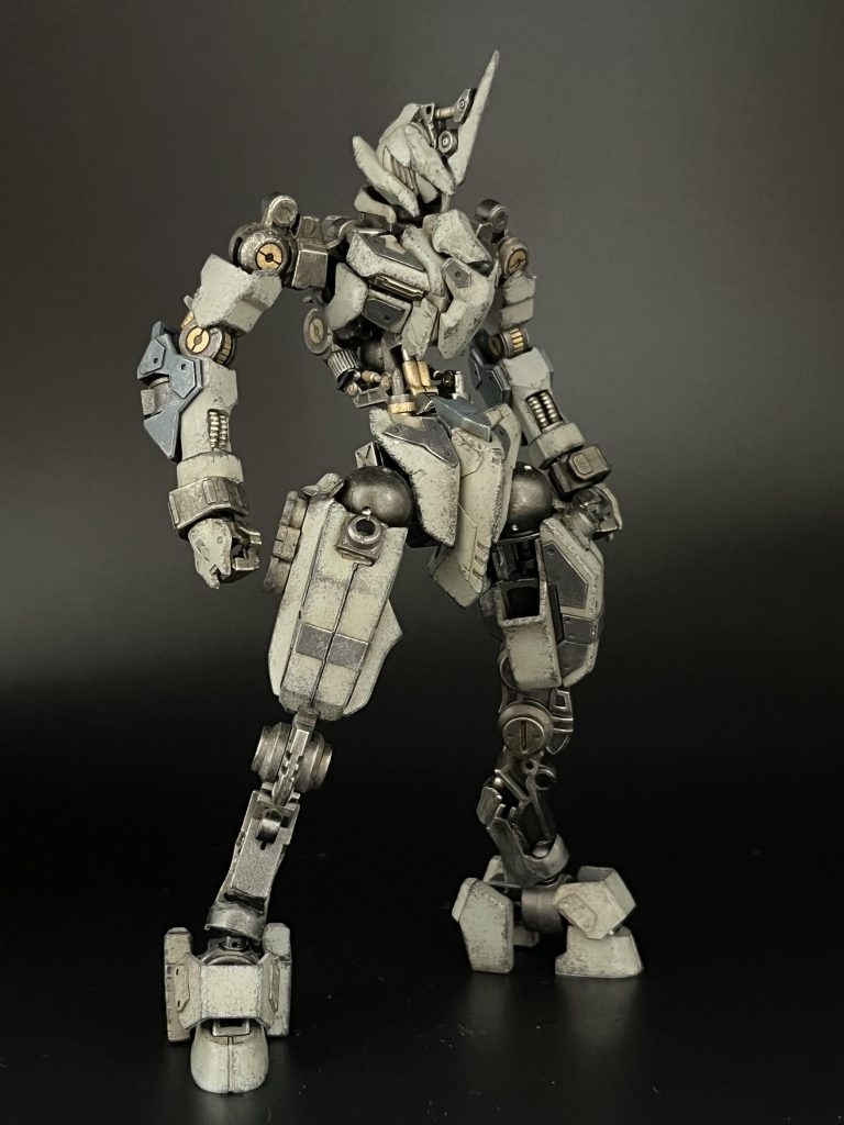 一部装甲とマント無し形態。上半身から股関節部分までガンダムフレーム、脚は百里の物を改造してます。