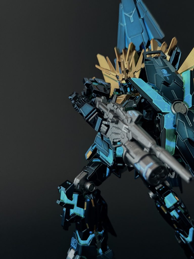 メインカラーはもちろんチタニウムフィニッシュそのままサイコフレームのクリアパーツもそのまま足のスリッパ部とバックパックの黒は、クレオスGXメタルブラック→GXクリアブラックシール設定のゴールド部は、ガイアスターブライトゴールド→クリアイエローデュアルアイはクレオススーパーアイアン2→ガイア蛍光イエローグリーン関節&武器は、ガイアスターブライトアイアン塗装した箇所はガイアサーフェイサーエヴォガンメタを下地にしてますw