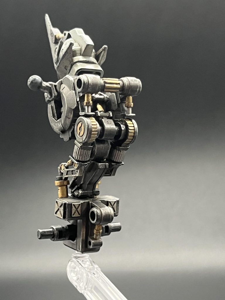 腰フレーム両横にコトブキヤの(確か)マルチミサイルのアームを設置してシリンダーがわりに。これはいいパーツですね。もう一組買いました。