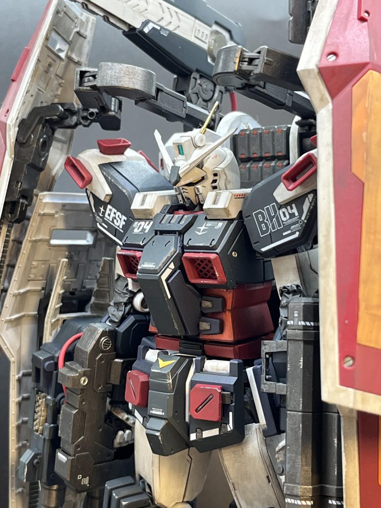 好みのホワイトで塗装頭部はグレーも使って塗り分けたのですが、汚し仕上げをしたらわからないですね…