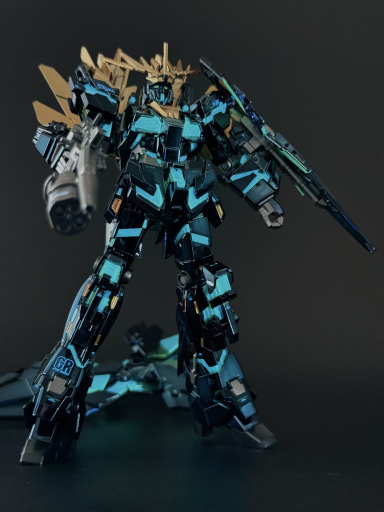 ユニコーン系のキットはブラックライトでサイコフレームが光るのでカッコよさ倍増ですねw