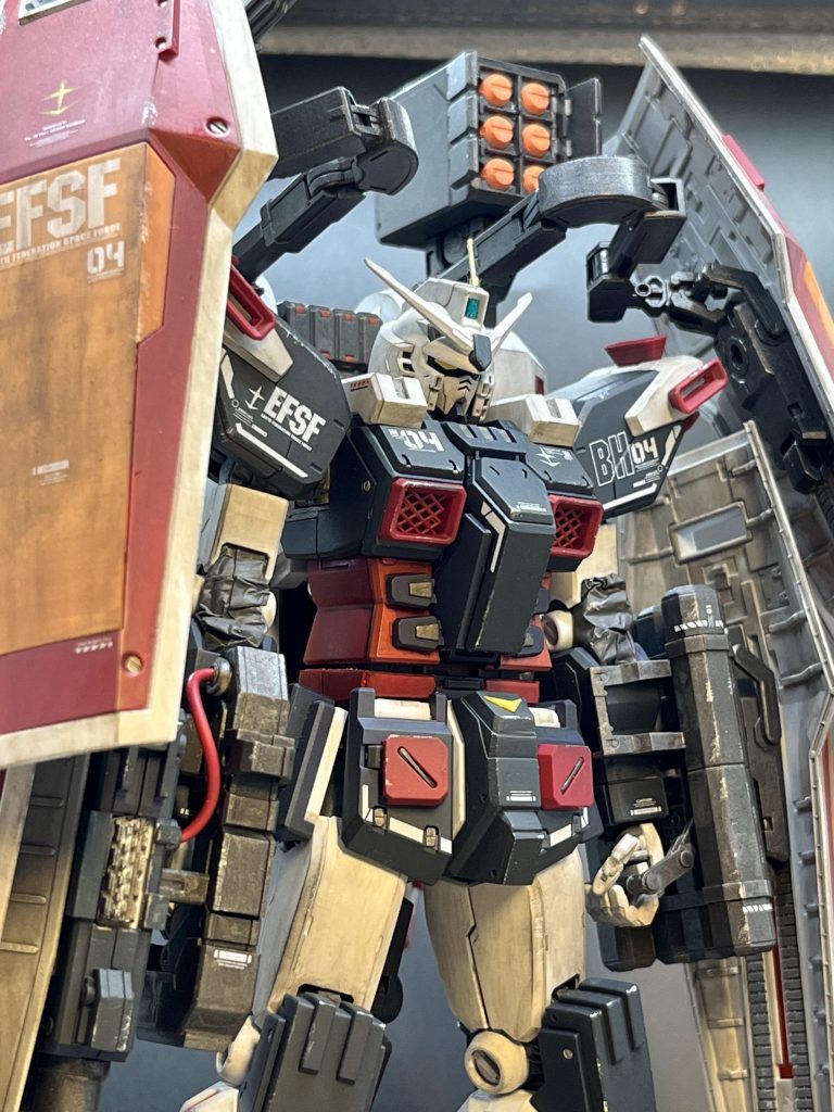 胸、膝の側面に小さなメタルパーツを使用