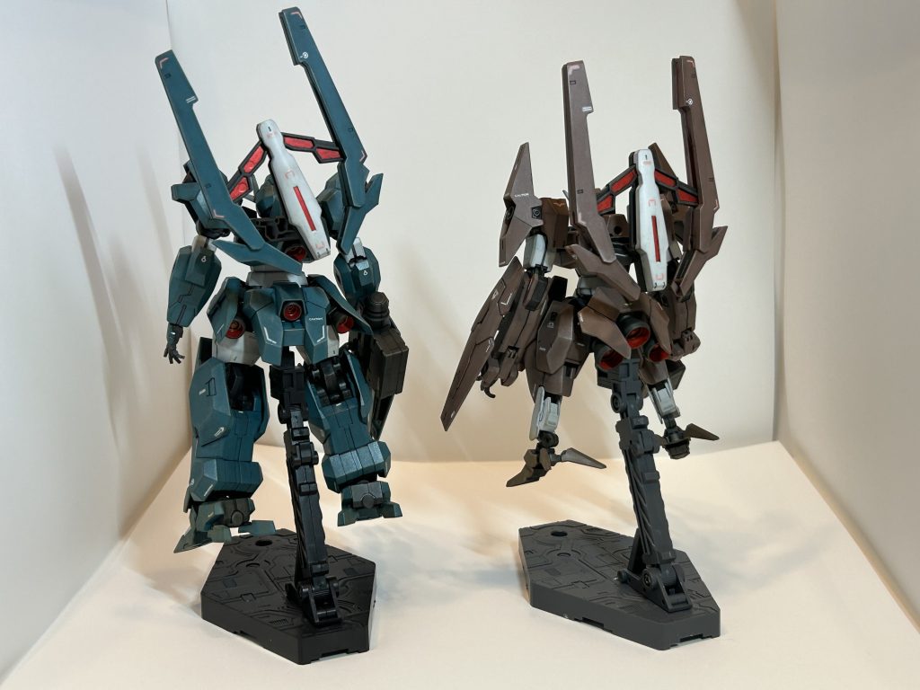 機体各部のエッジはリアルタッチマーカーで強調しています。デカールはガンダムデカール水星の魔女①を適当に貼っています。仕上げに艶消しトップコートを吹いて、ウェザリングマスターのガンメタとシルバーで各部を、足元にマッドとサンドをつけています。