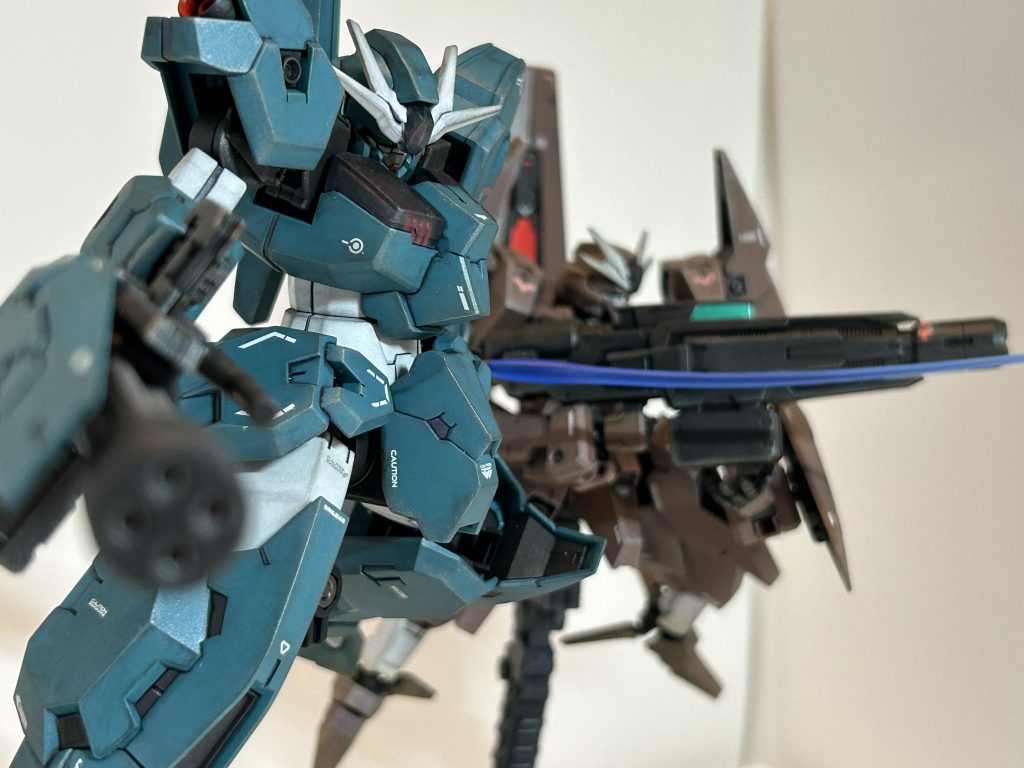 HGのルブリス・ウル及びルブリス・ソーンを基本はそのまま、部分にガンダムマーカーで塗装してデカールを貼り、艶消しを吹いて軽くウェザリングマスターで汚しました。塗装は苦手なので極力していません。