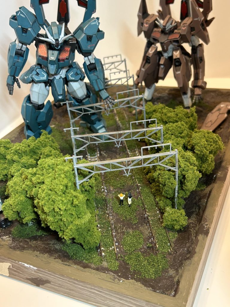 ジオラマに配置。ガンダムは固定はしていませんが、人物は固定しています。