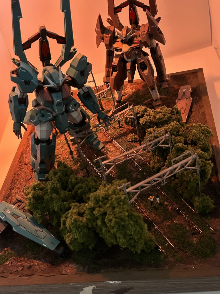 ルームライトを消して橙のライトを付けて。伝わって…（手元にあったおにぎりゃーらいとがあまりにも丁度良かったので左手で持ちながら撮っています)