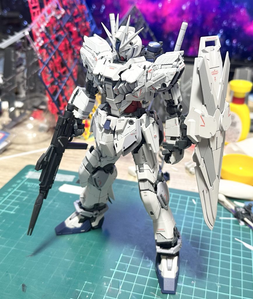 サイコフレームも外装色に塗装(といっても缶スプレーの白サフと灰サフ)胸部フィンを左右に1枚ずつ増設しキャノピー隠蔽0.3mmプラ板を胴体側に接着し、その上に1mmプラ板を貼りキャノピー隠しの装甲とする。