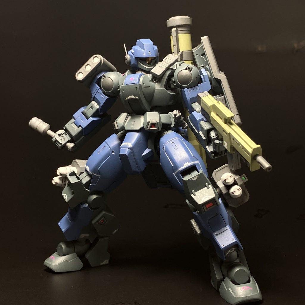 武装はキットに付いてきた物のほか、昔購入して余っていたビルダーズパーツMSキャノン01のフットミサイルとハンドグレネード、それに100均で購入した「ミニチュアアサルトライフル」に付属していたトランシーバーとスタングレネードです。