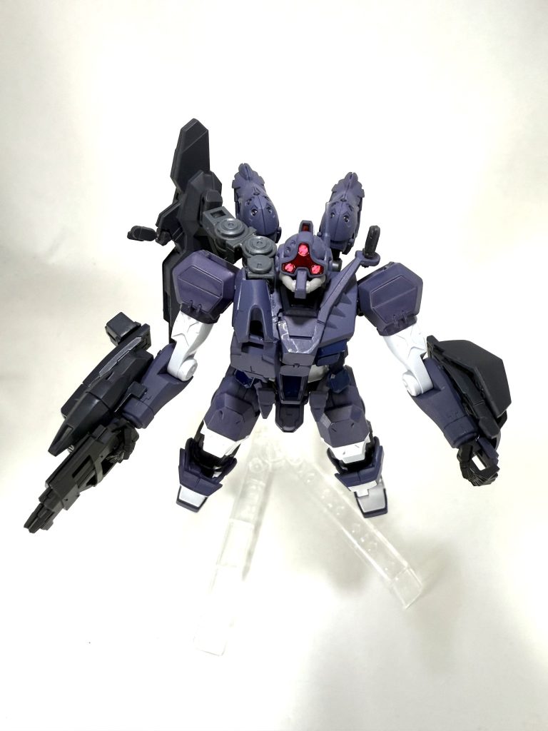 左右シールドはゲルググキャノンイメージ。頭部はモノアイ風で、バイザー部が赤いのはオリジン単行本なんかで見るモノアイ表現が好きなのでそれっぽく。