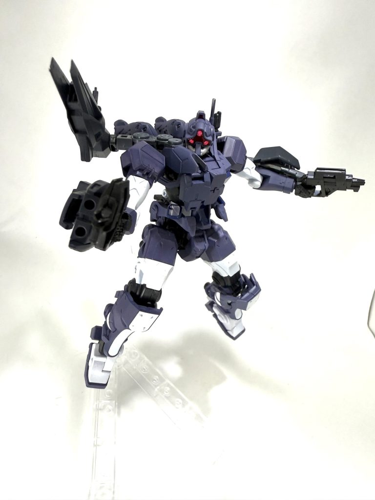 ライフル二丁に連装砲もあるので弾幕は結構張れそうな感じ。