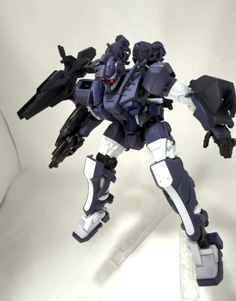 メイン武器であるショルダーキャノンは、デザイン的に馴染みそうなエアリアルのライフルを加工し、レールキャノン的な感じにしました。右胸から出てる感じはジムキャノンをイメージ。