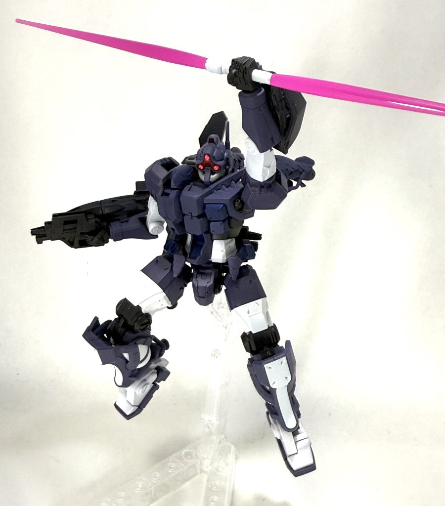 ショルダーキャノンは接近戦の際は畳めます。こういうギミックがGQ版ぽいかなと思ってやってみました。