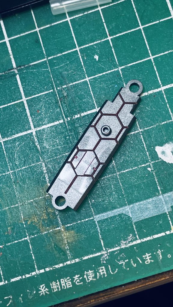 シールド内部は赤の蛍光色で墨入れして
