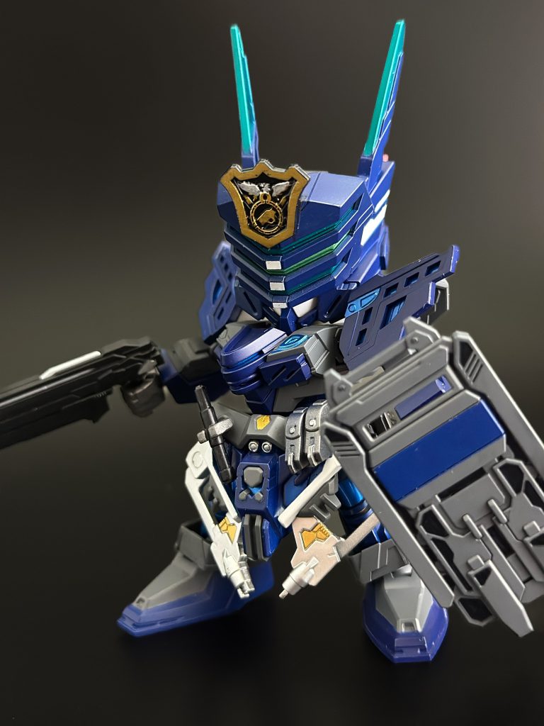 素体もマスキングで塗分け。イラストと比べると塗り分けられていない箇所がかなり多いですがそこはオリカラということで許して...肩や左胸、触覚のメタリックグリーンやバイザーは蛍光塗料を混ぜているのでブラックライトで光るのですが写真だと伝わらない微妙な感じになったので撮りませんでした。