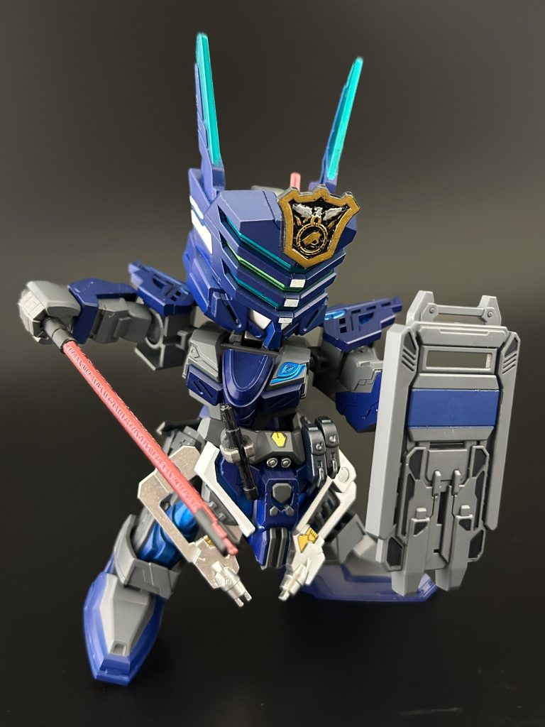 警棒?的な武器もマスキング。ファイズ〇ッジみたいでかっこいい。額のエンブレムは金→エナメルブラック→ふき取り→シルバー筆塗りの順でやってます。付属シールでマスキングする場合繊維のつきにくい布などにいっかい貼ってはがしてから使用すると塗装を持ってかれにくいです。では何枚か。