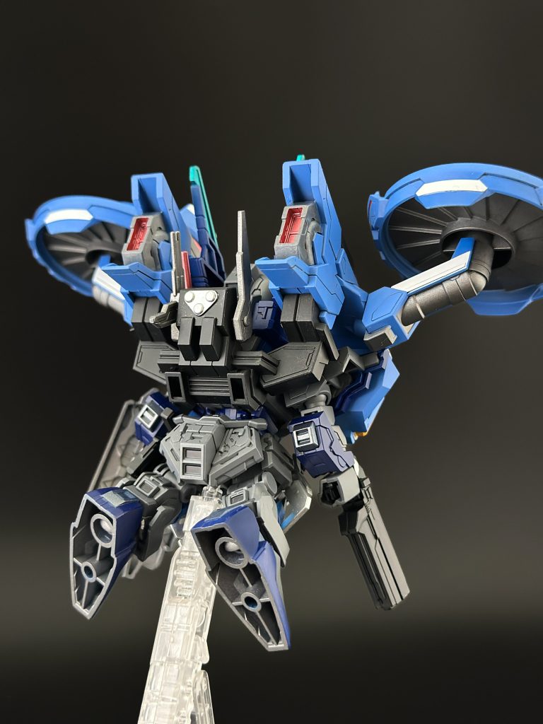 昔のSDしか知らなかったんですが、この子は正面から見ると武装以外ほぼほぼ合わせ目が目立たないようになってますね。今回は消していますが普通に飾るだけなら必要ないかも。モールドもはっきりしていますし頭身もかっこかわいいバランスですばらしいです。