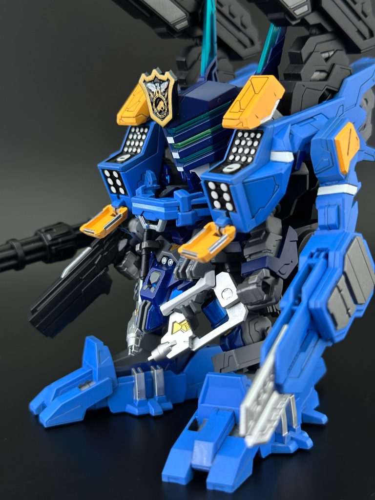 ミサイルも色分け。全体の雰囲気になじむように白にしてみました。額のエンブレムとここはエナメルの黒吹いてふき取りでやってます。