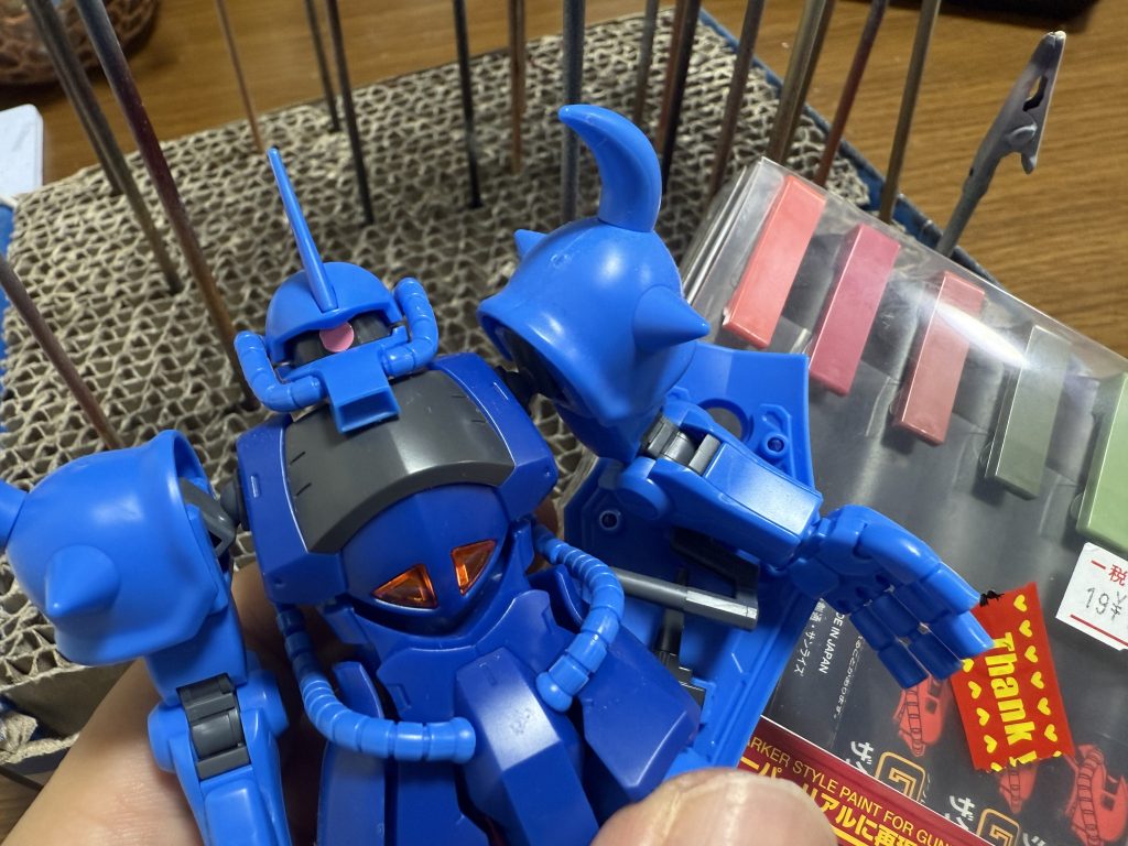 放送後に赤いグフもいいなと思って手持ちの素組みグフをすぐ塗装。使ったのはガンダムマーカーのシャアピンク、シャアピンク2、シャアレッドです。塗るだけ塗って忙しくて全然写真撮れてないけど、他の武器持ち手も塗ったので後々写真追加しようかな…