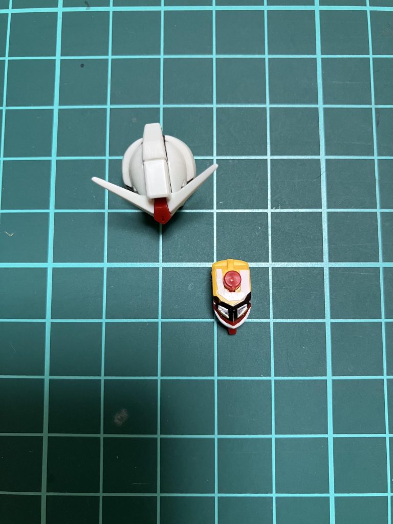 MGver.1.5とかが好きなので、それに近いひさしに少し角度が付いていて凛々しく見えるEGの頭部を使いました。ちょっとだけ手を加えた点として、プラ板を挟んでヘルメットを少しだけ浮かせて、ツインアイを見えやすくしています。新しく買い直したい気持ちもあるので、再販見かけたらまた買おうかなと思います!